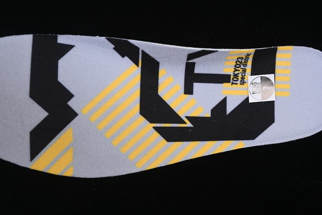 Insole with black and yellow graphics and a visible men's size 7 sticker