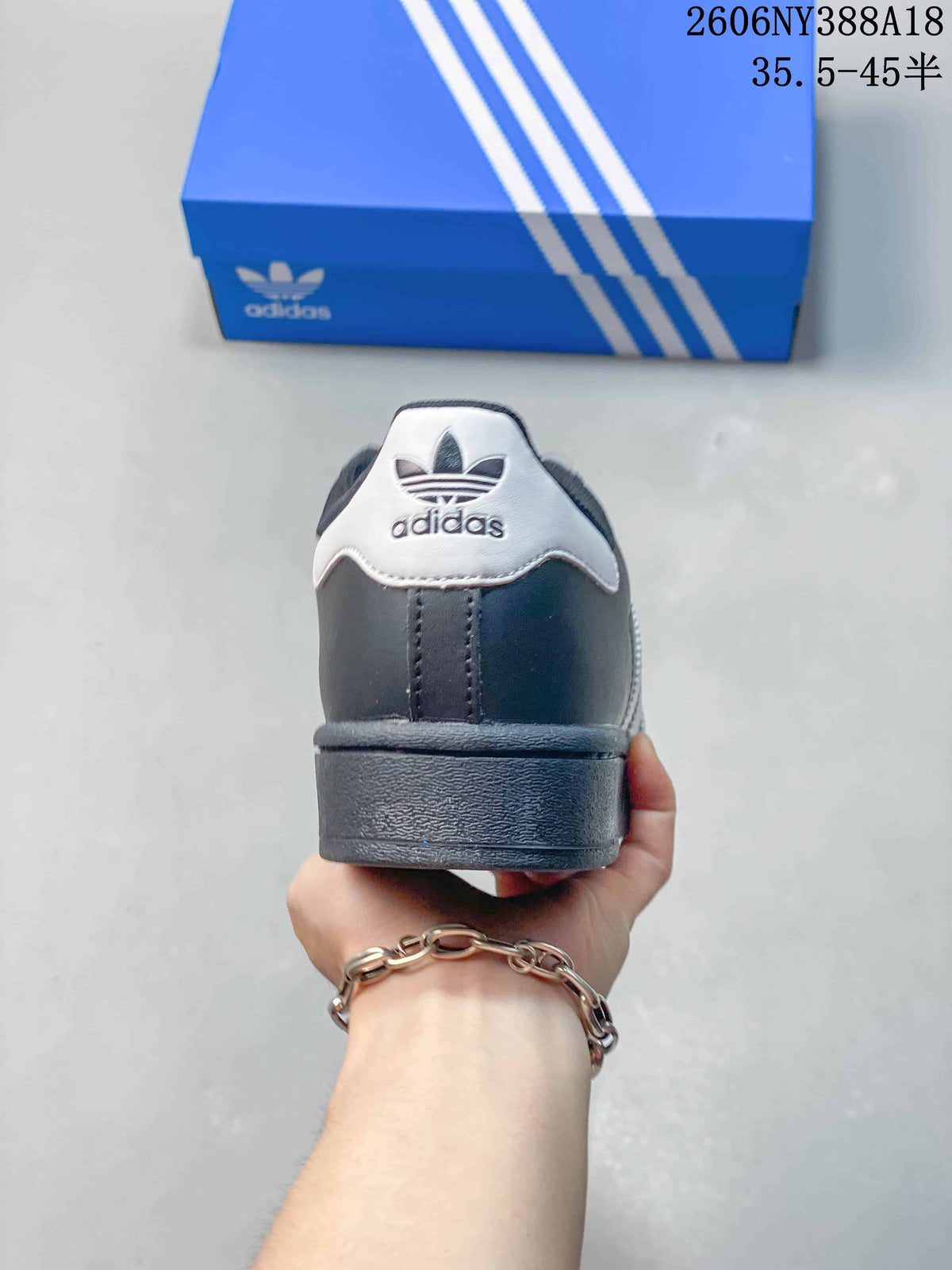 Rear view of a dark gray low-top sneaker with a white heel detail; image overlay reads “35.5–45.5.”