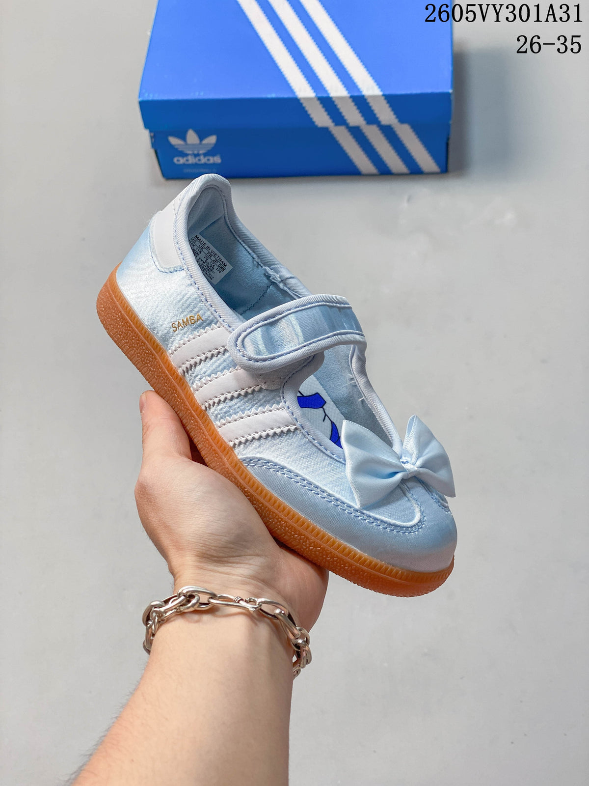 Light blue patterned kids’ Mary Jane shoe with a bow and gum-colored outsole