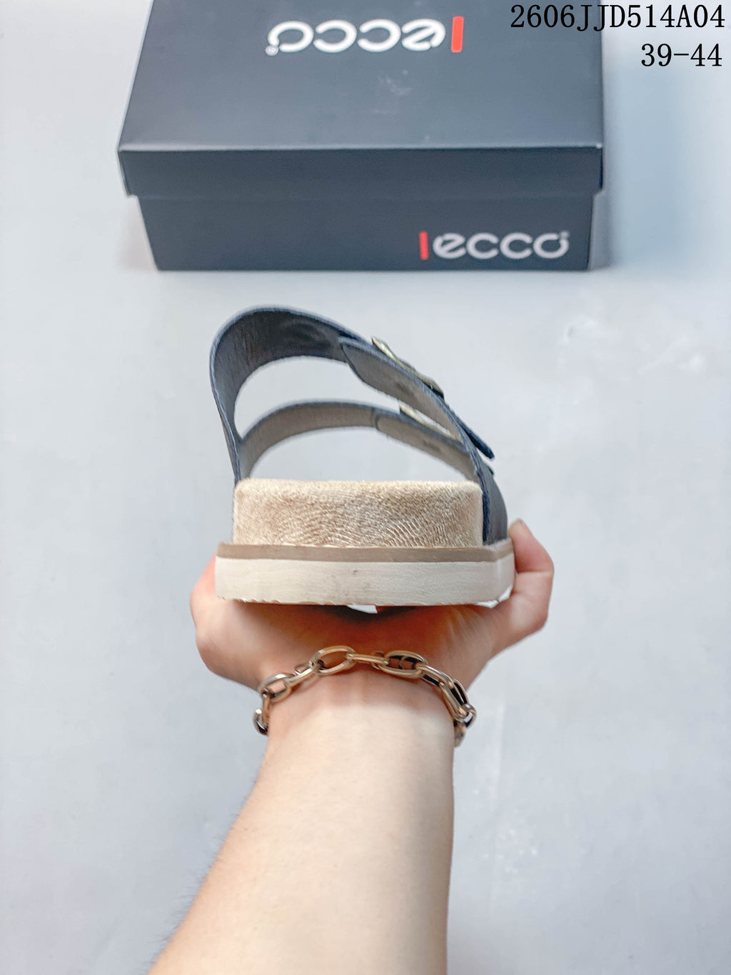 Rear view showing the sandal heel strap and layered light-colored sole; image overlay shows style code 2606JJD514A04 and sizes 39–44.