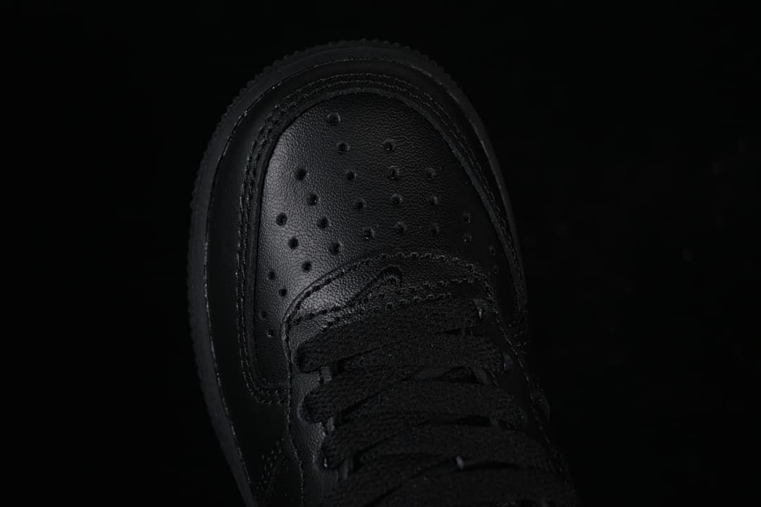 Top view of the perforated toe and laces