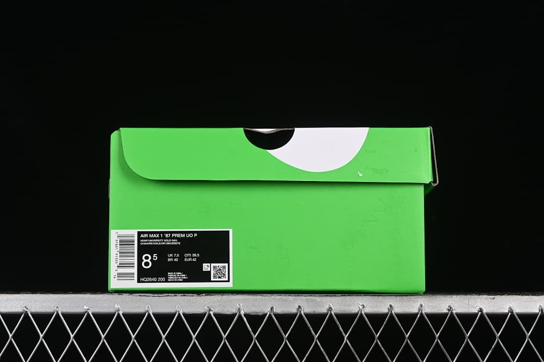 Green shoe box label identifying Air Max 1 '87 and style code HQ2640-200