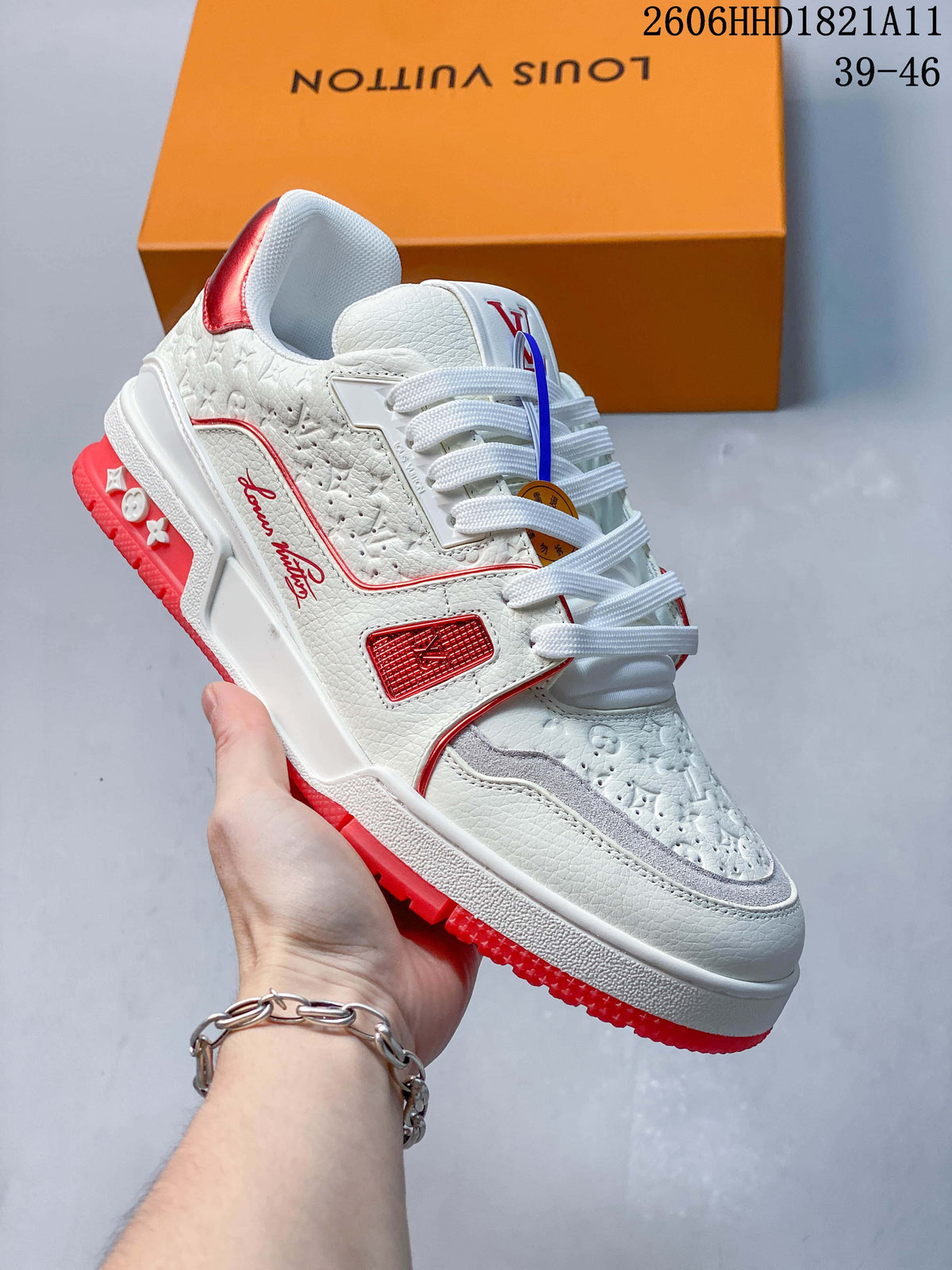 Angled side view of the white and red sneaker with patterned panels, lace-up front, and red outsole; size range 39–46 printed in the image.