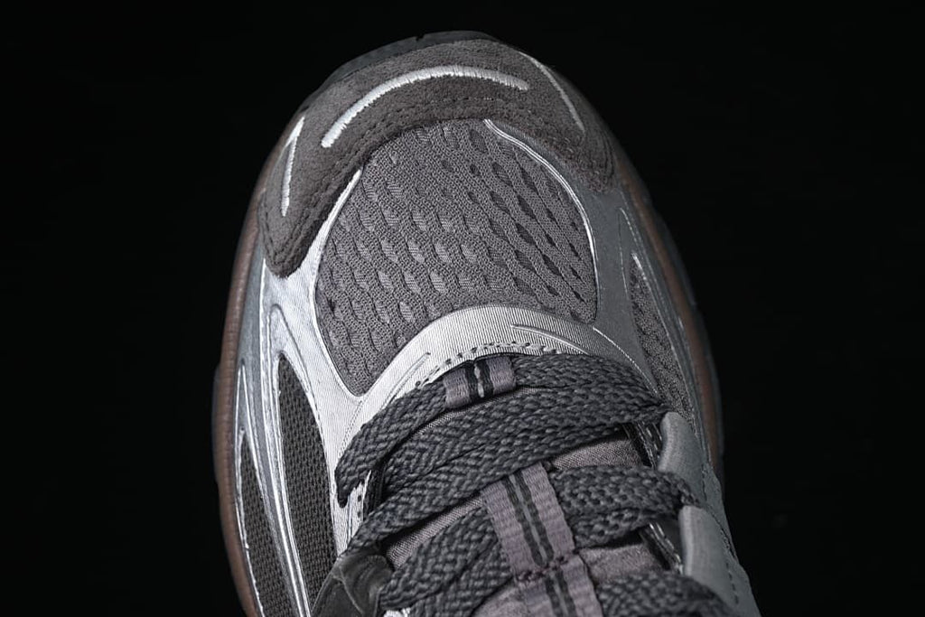 Top-down detail of the mesh toe, overlay, and gray laces.