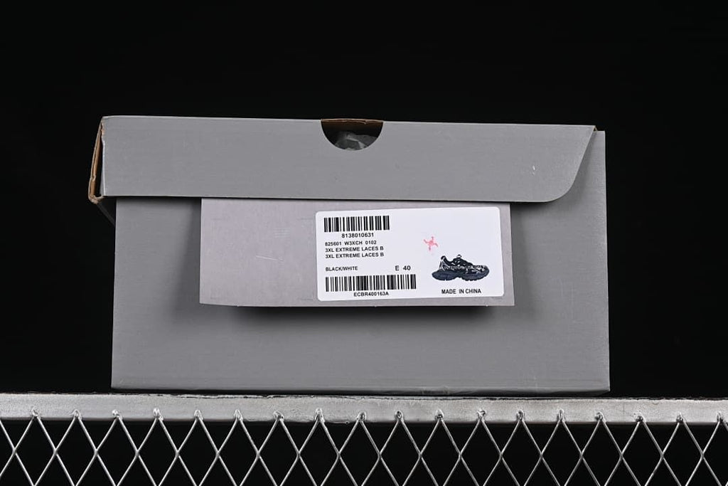 Shoe box label showing Black/White, W3XCH 0102, and EU size 40.