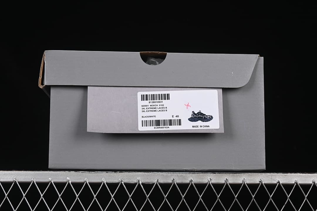 Shoe box label showing Black/White, W3XCH 0102, and EU size 40.