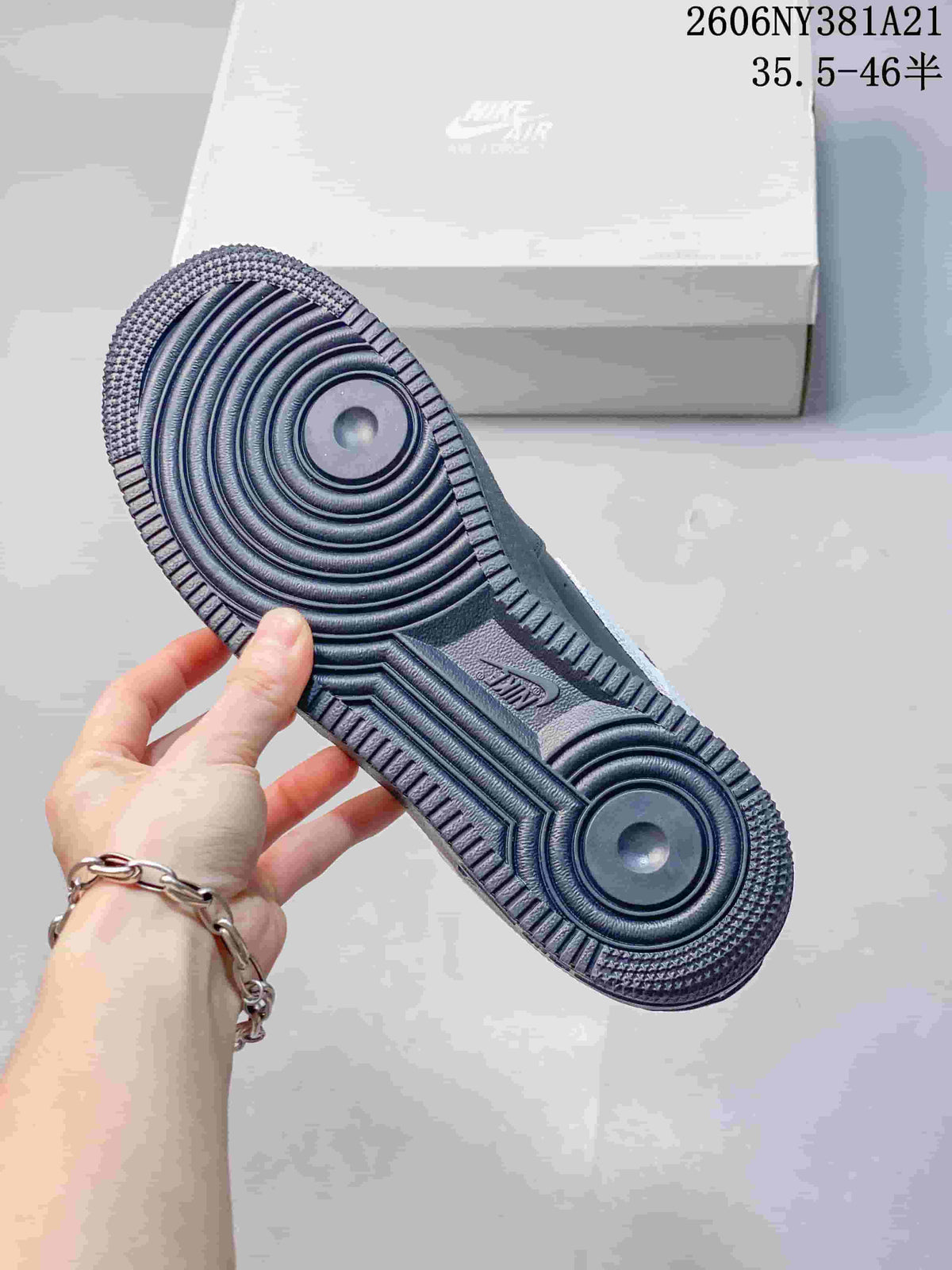 View of the sneaker’s dark outsole and circular traction pattern; image text lists sizes 35.5–46.5.