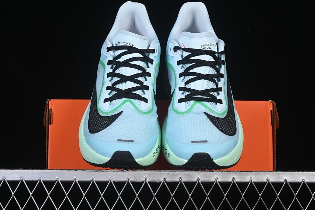 Front view of the pair of Nike Zoom Fly 6 shoes on an orange box.