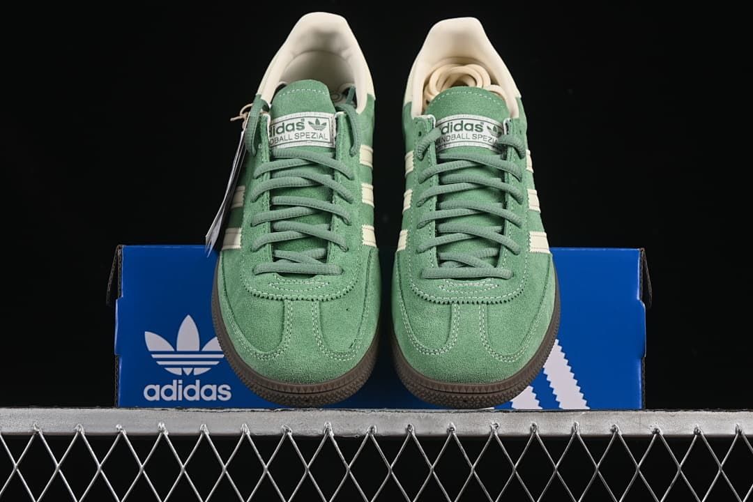 Front view of the green Handball Spezial sneakers displayed on the shoe box
