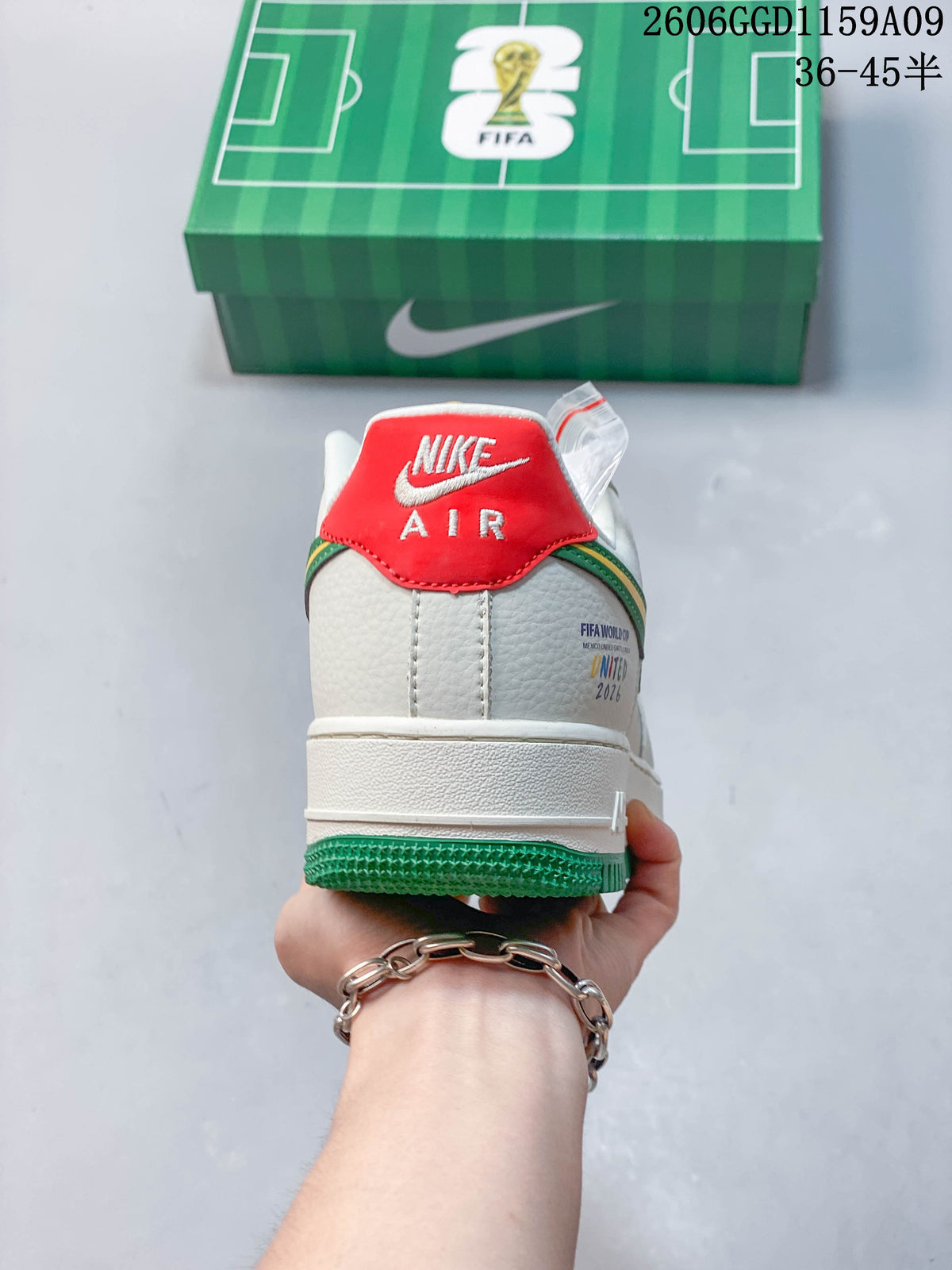 Rear view showing red heel tab and green outsole; image overlay reads 36–45.5.