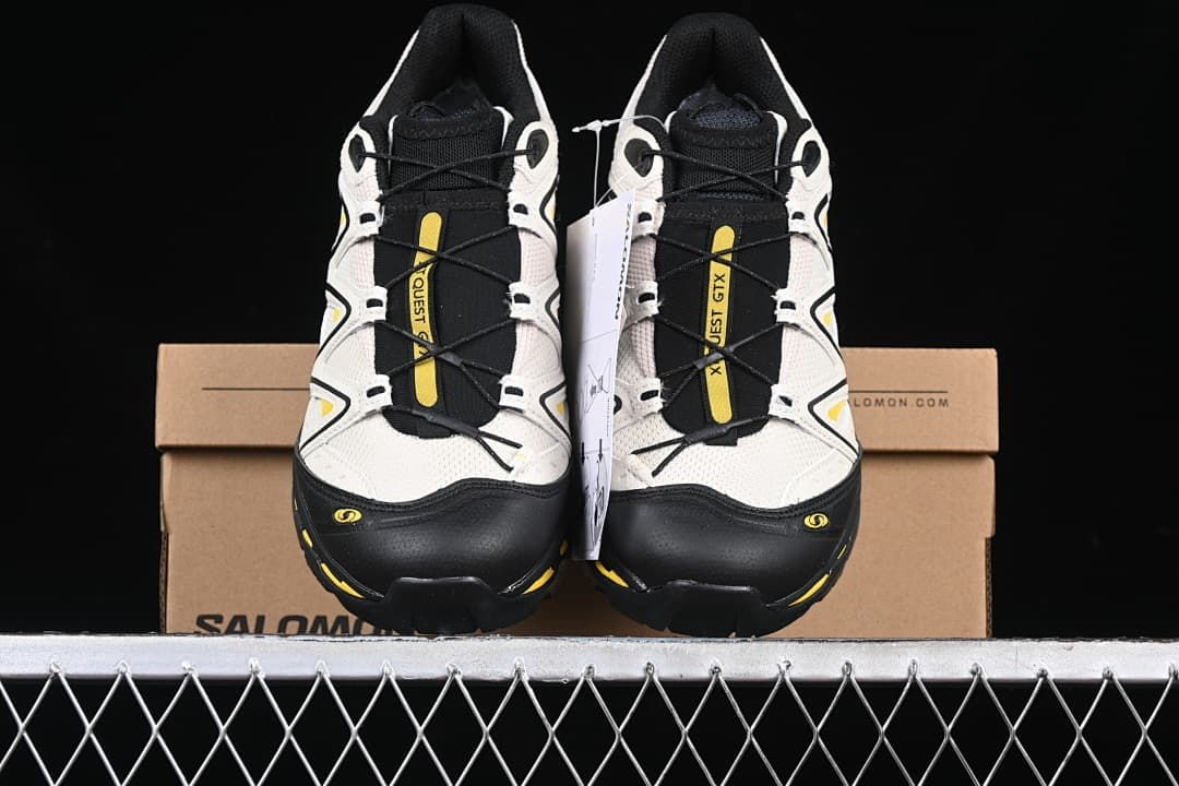 Front view of the pair displayed on the shoe box.