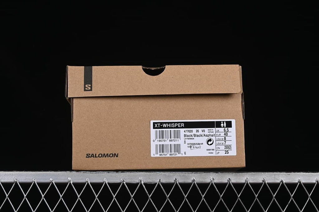 Shoe box label identifying XT-Whisper in Black/Black/Asphalt and showing EU 40