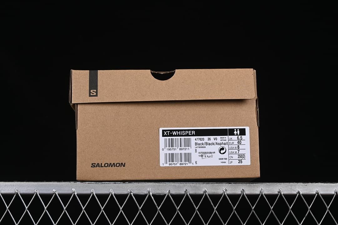 Shoe box label identifying XT-Whisper in Black/Black/Asphalt and showing EU 40