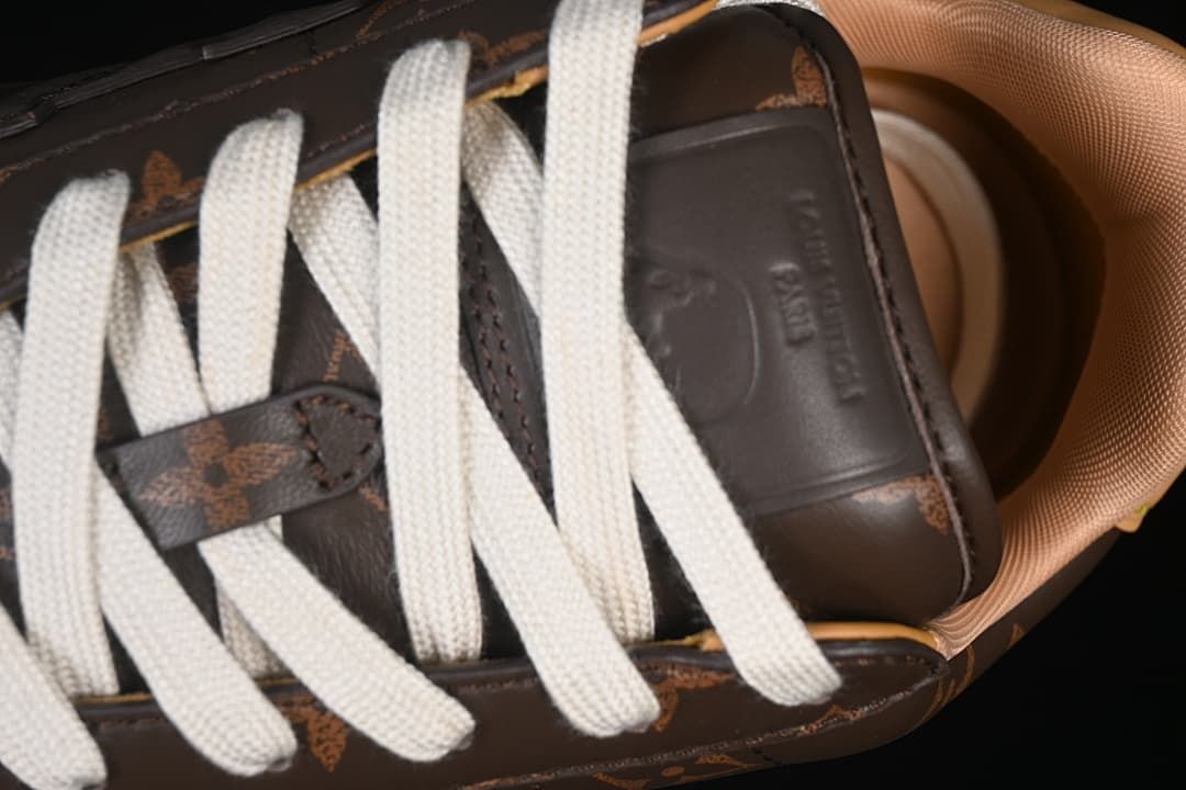 Top detail of the cream laces and dark tongue.