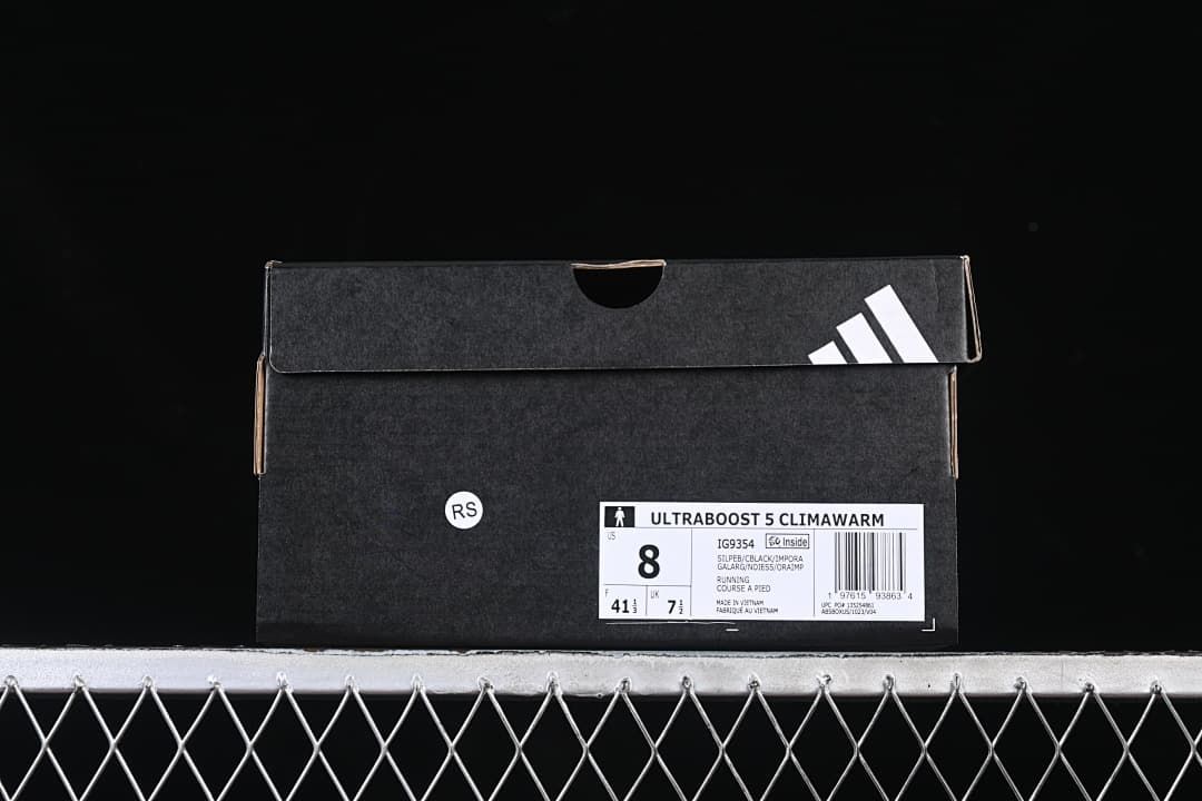 Shoebox label showing Ultraboost 5 Climawarm and style code IG9354