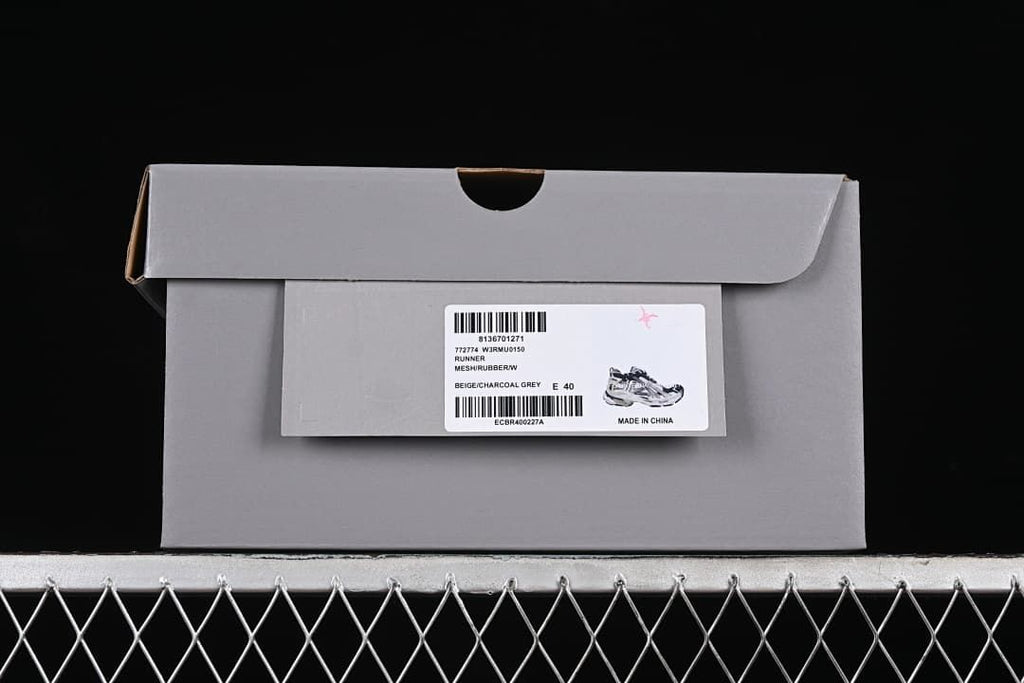 Gray shoe box with a product label identifying the Runner colorway and EU 40 sample.