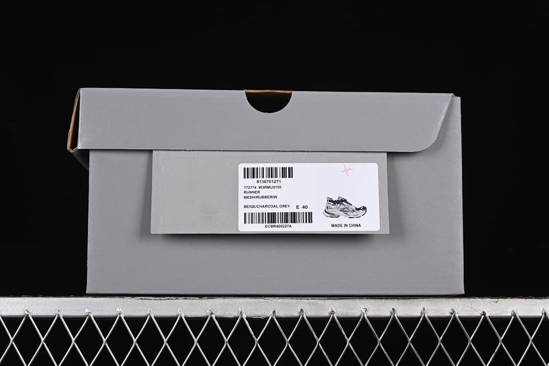 Gray shoe box with a product label identifying the Runner colorway and EU 40 sample.