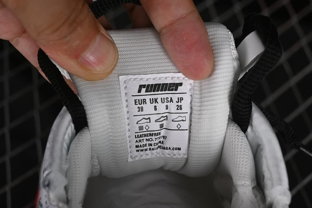 Tongue size label showing EU 39, UK 6, USA 9 and JP 26 for the photographed sample.