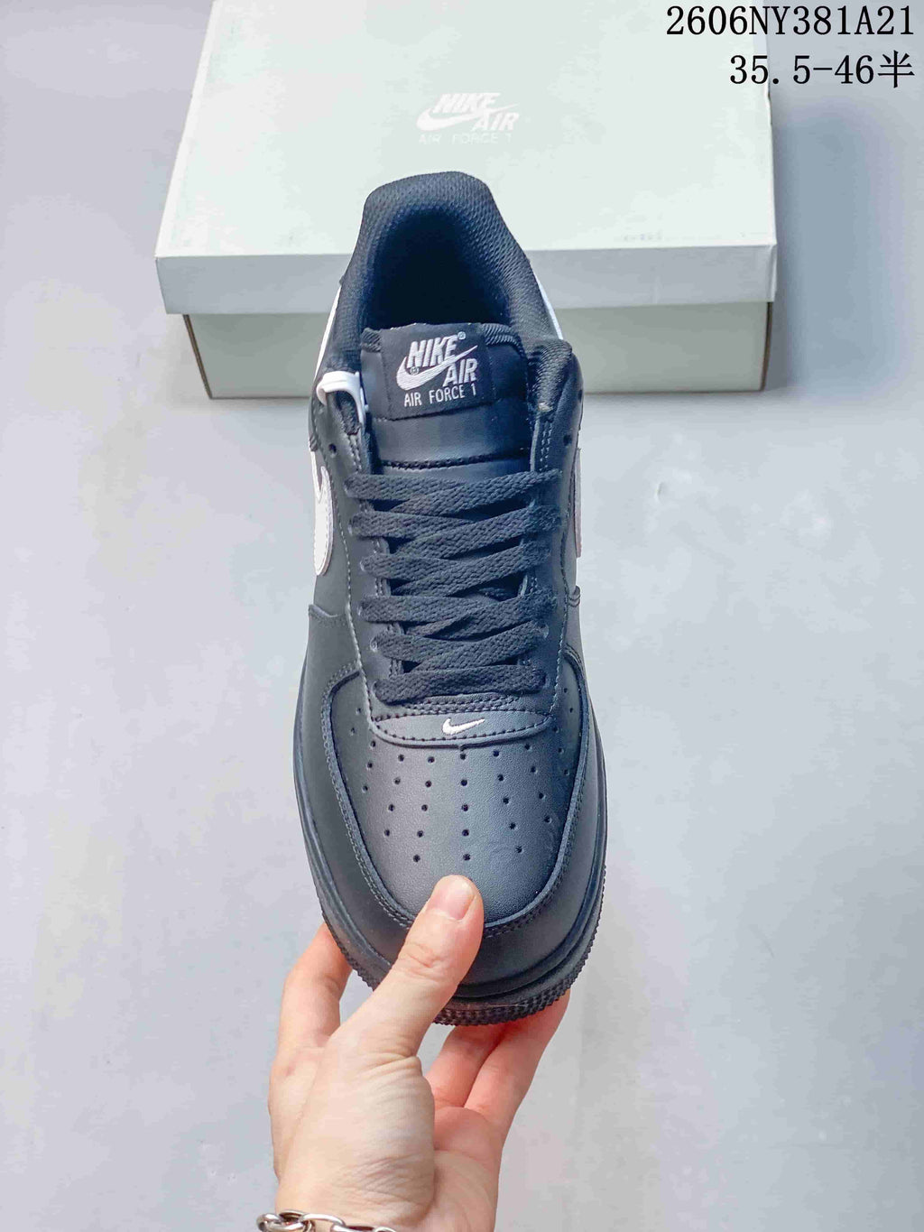 Front view showing the perforated toe, laces, and tongue branding; image text lists sizes 35.5–46.5.
