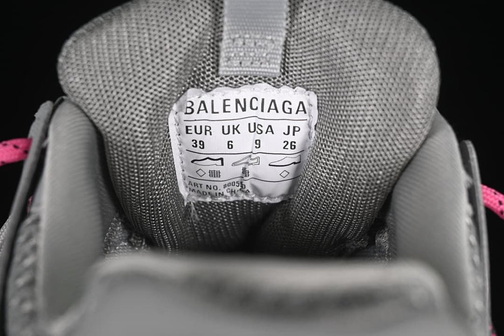 Sneaker tongue size label showing EU 39, UK 6, USA 9, and JP 26