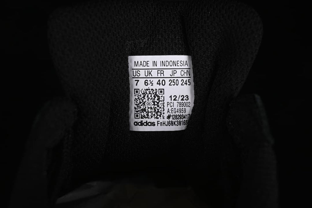 Tongue size label showing US 7, UK 6.5, FR 40, JP 250 and CHN 245