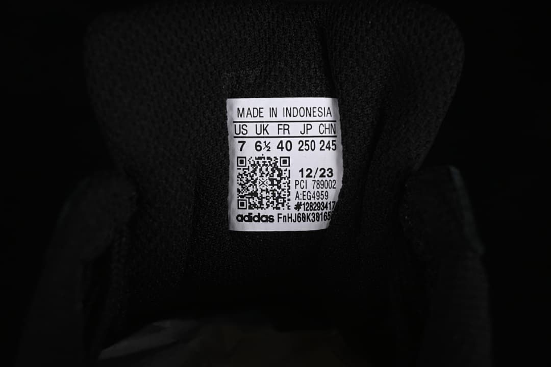Tongue size label showing US 7, UK 6.5, FR 40, JP 250 and CHN 245