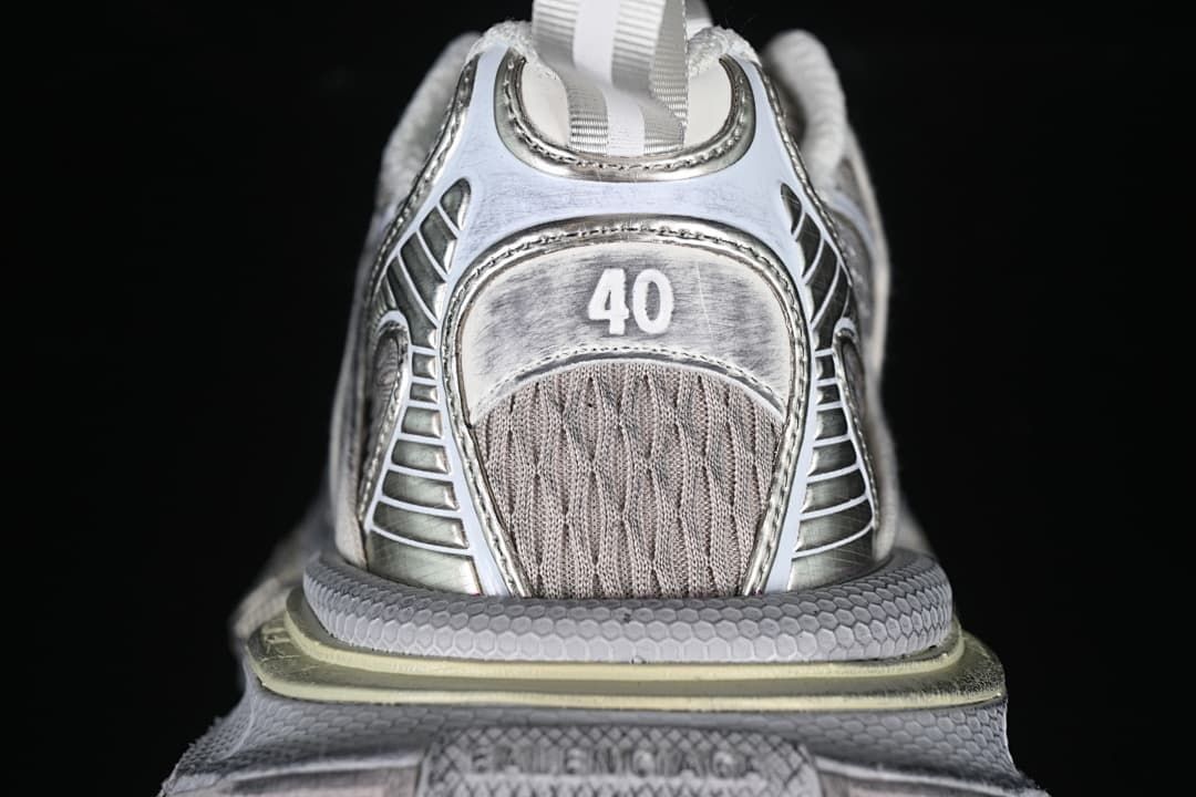 Rear view of the sneaker showing the heel marked 40