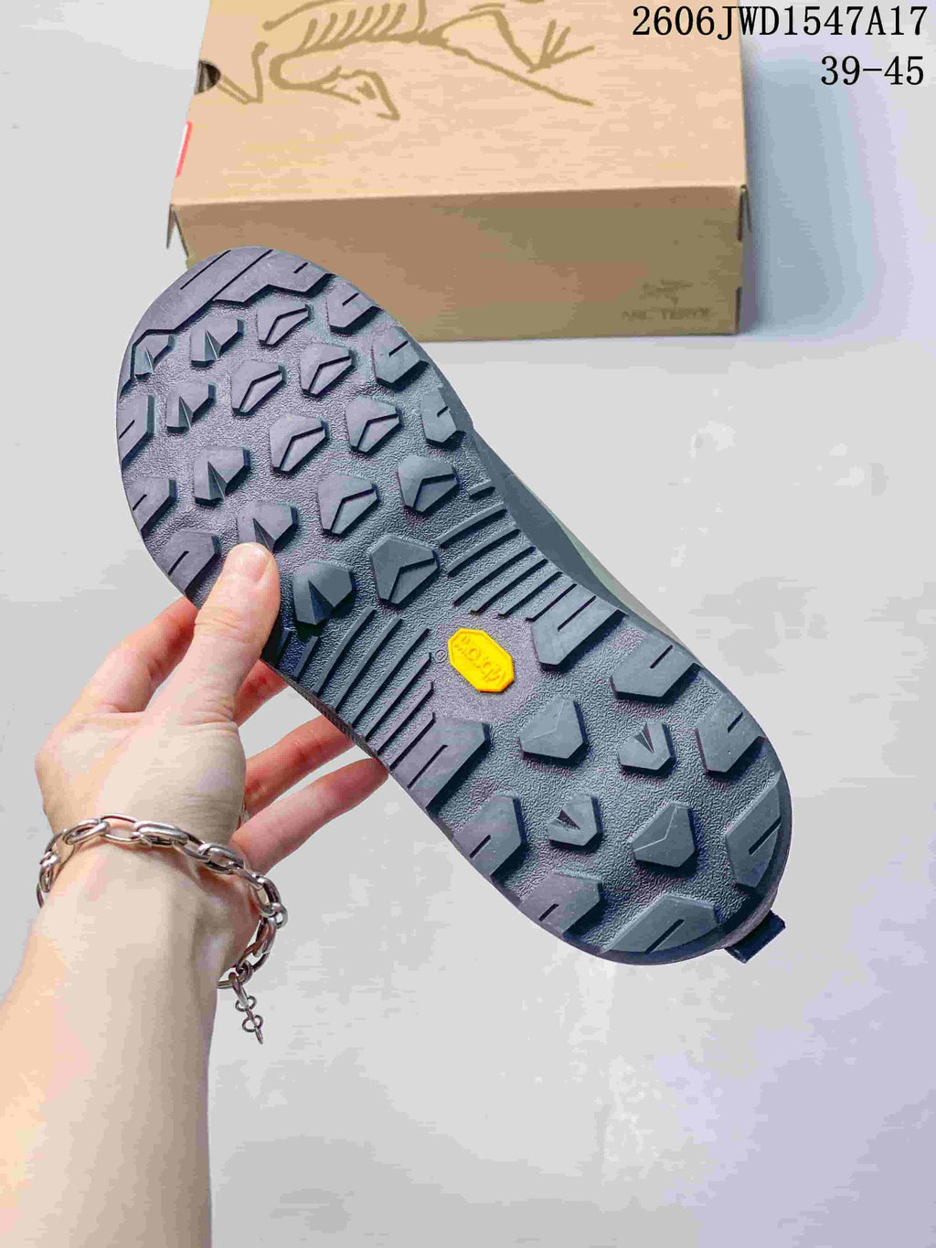 Close-up of the shoe outsole showing deep, angular tread; image overlay shows sizes 39–45.