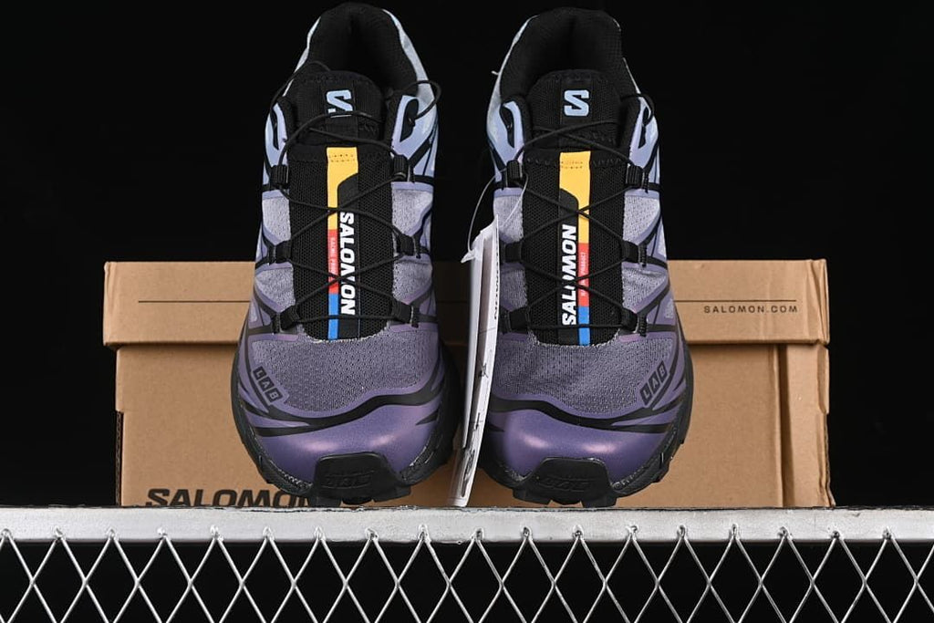 Front view of the pair displayed on a Salomon box.