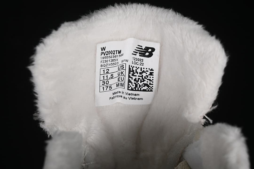 Close-up of fluffy shoe lining and size label showing EU 30 and 175 mm