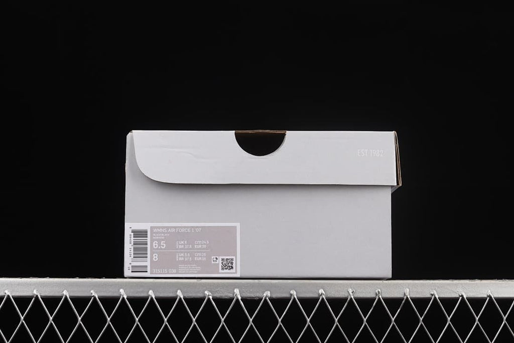Shoebox with a visible label identifying the Air Force 1 '07 and sample size details.