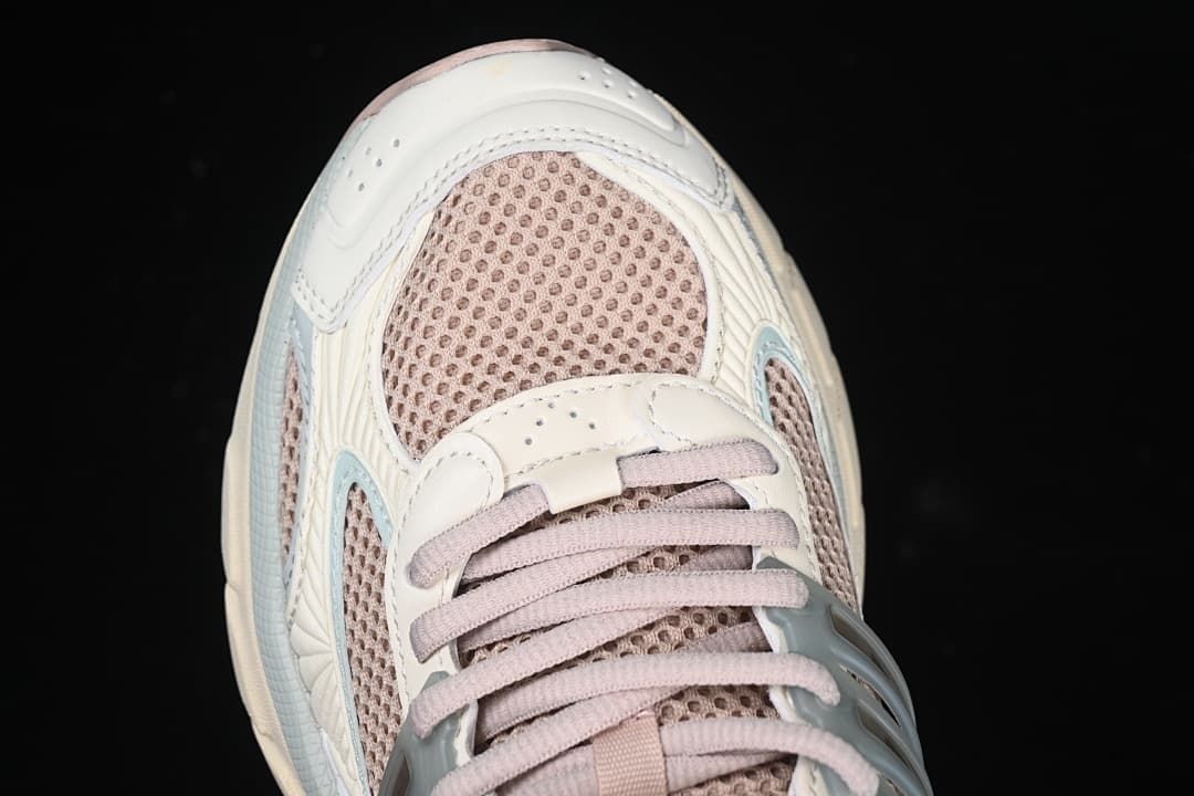 Top view of the mesh toe box and lace-up front