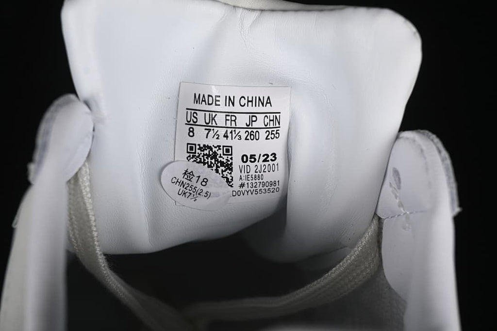 Tongue size label showing US 8, UK 7.5, FR 41 1/3, JP 260, and CHN 255
