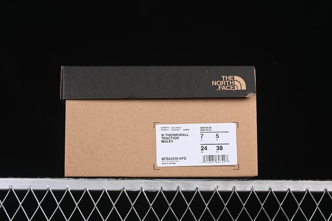 Shoebox label identifying the women’s ThermoBall Traction Mule V and sample size