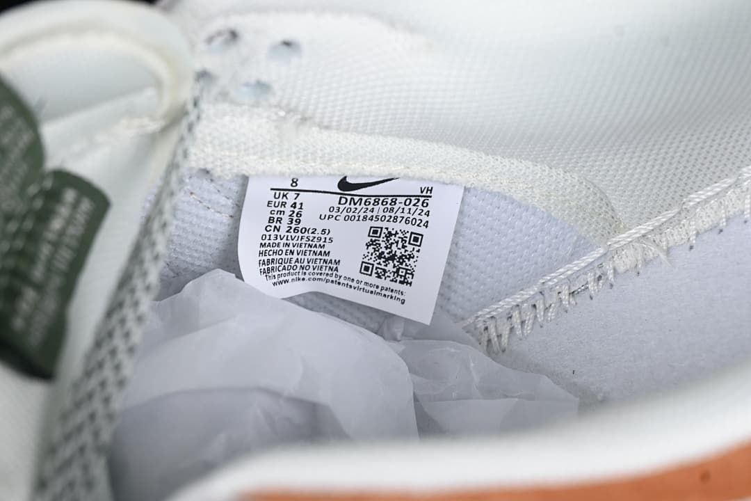 Interior size label showing EU 41 and style code DM6868-026