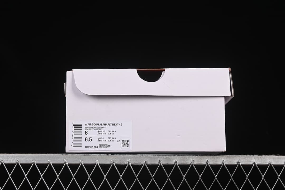 Shoe box label showing model name, sizes, and product code