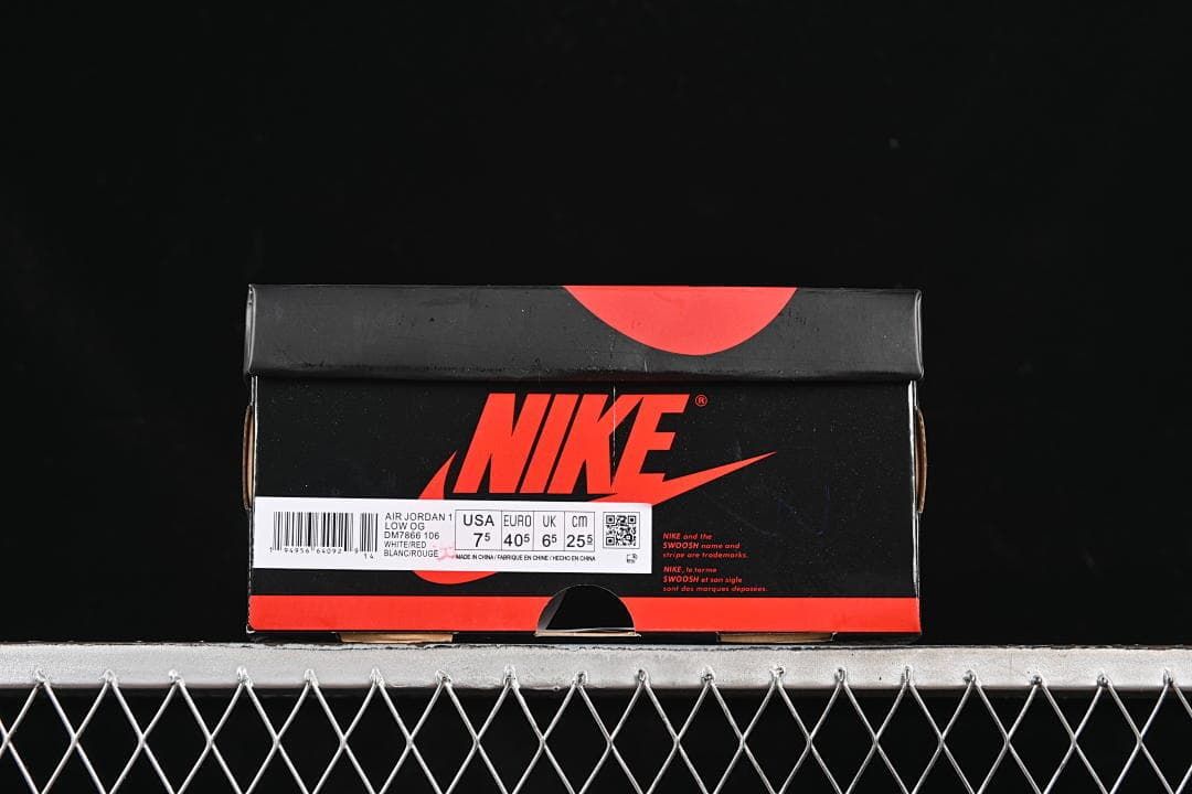 Shoebox label showing the Air Jordan 1 Low OG name, style code, and sample sizing