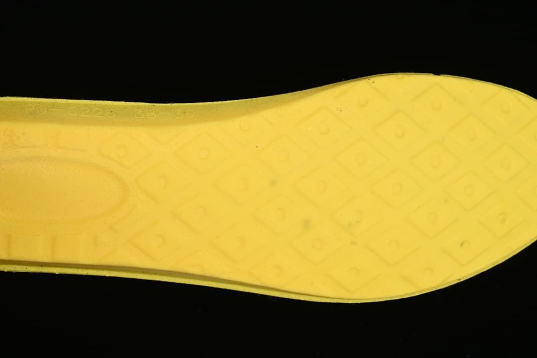 Close-up of the yellow footbed with a faint size marking