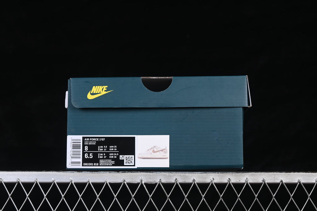 Shoe box label displaying Air Force 1 ’07, DB3301 818, and sample size information