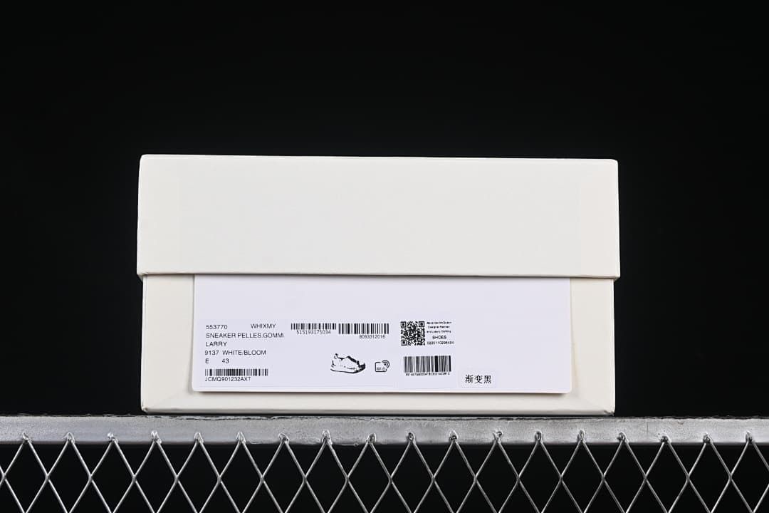 Shoebox label identifying the Larry style and showing size 43