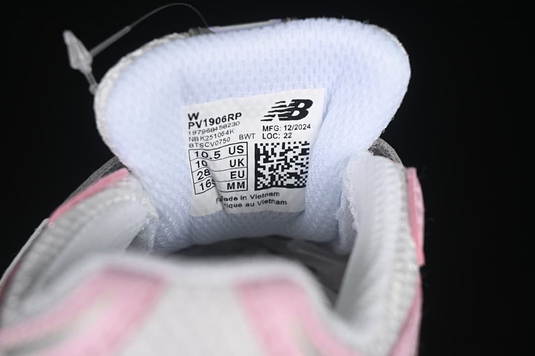 Close-up of the tongue label showing model PV1906RP and size markings: US 10, UK 10.5, EU 28, and 16 cm.