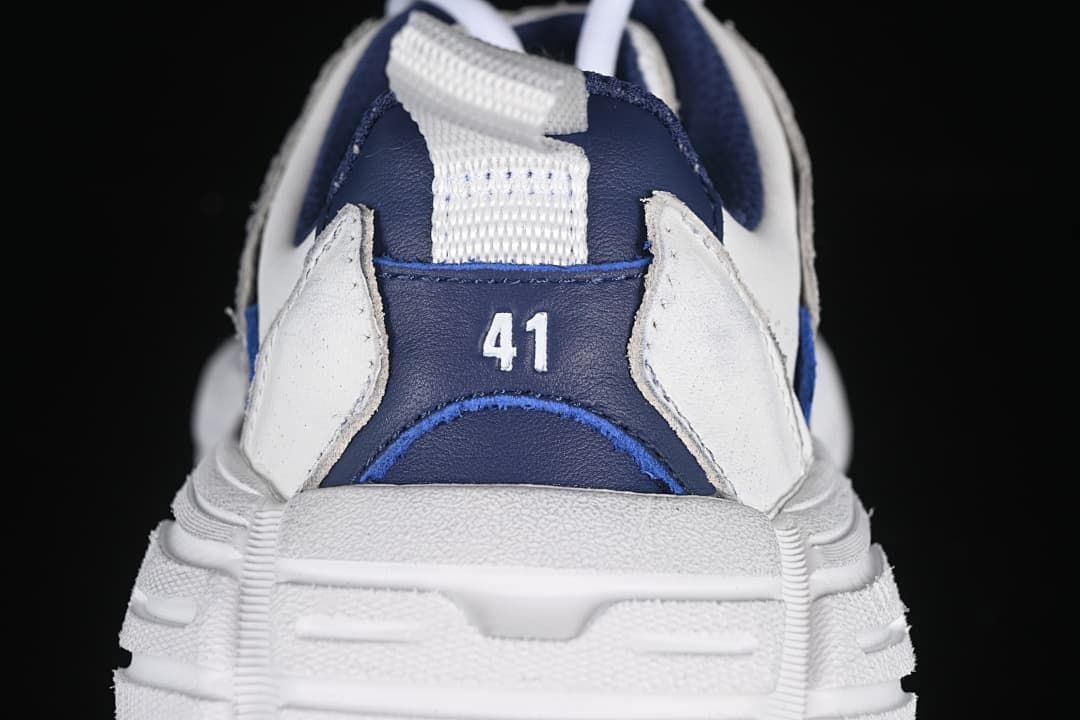 Rear view showing the heel pull tab and size marking 41.