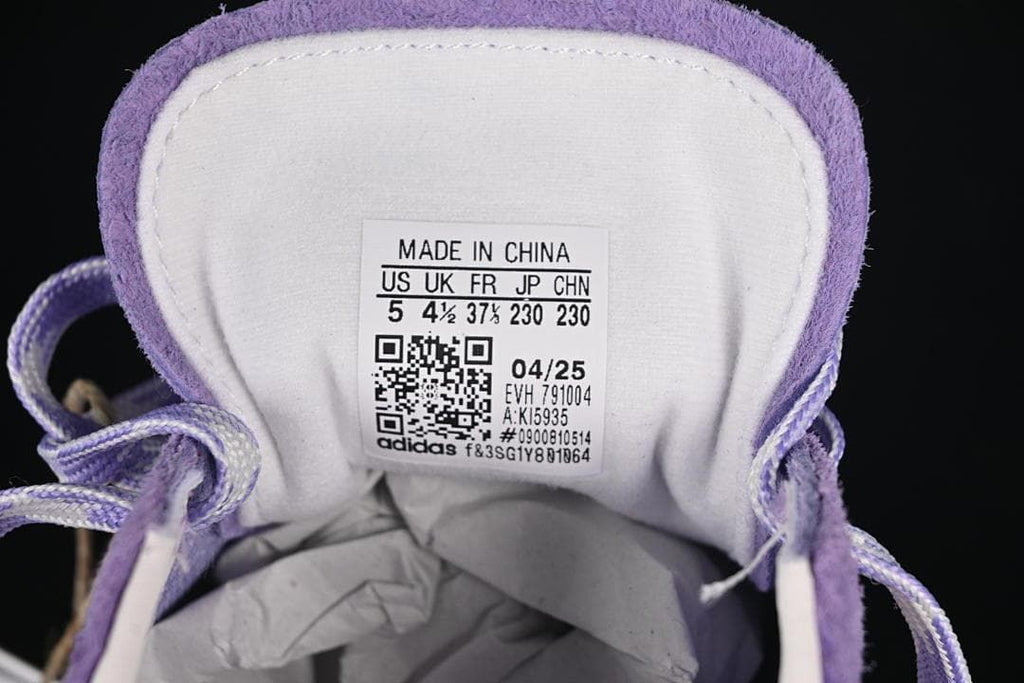 Tongue label showing the photographed shoe size and KI5935 model code