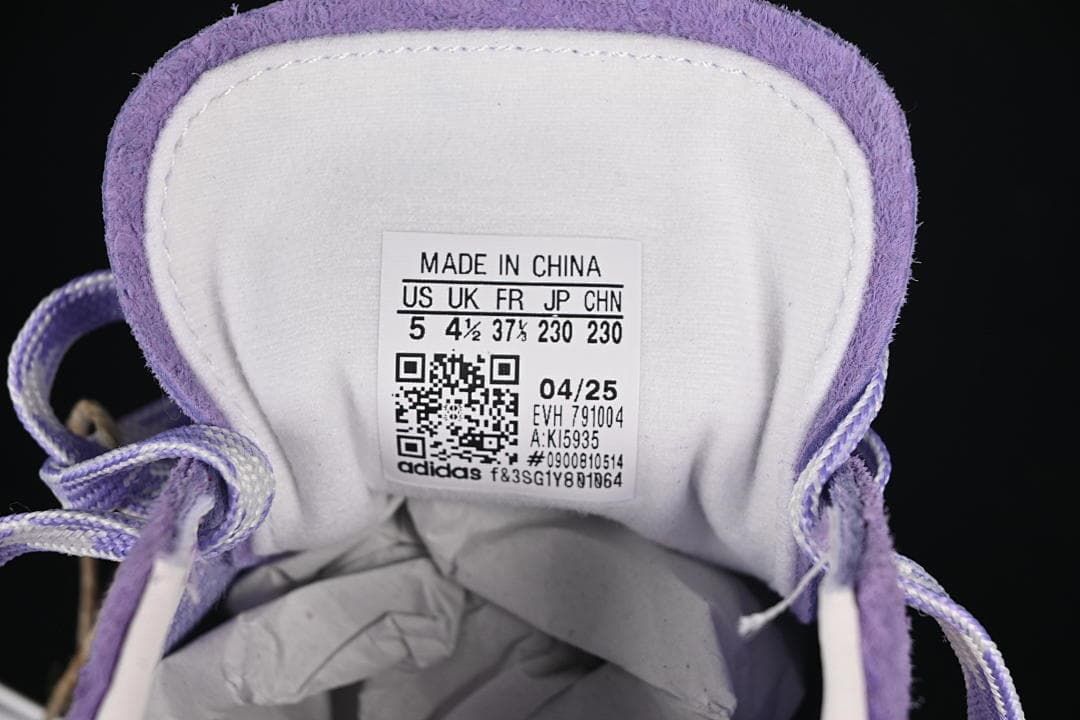 Tongue label showing the photographed shoe size and KI5935 model code