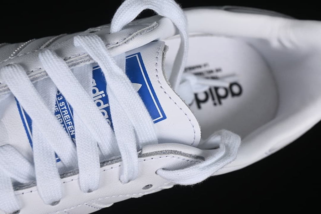 Close-up of the laces and tongue branding