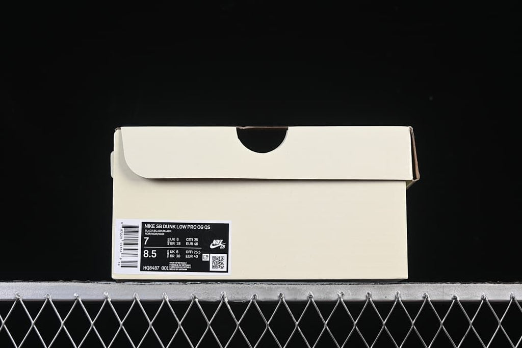 Shoe box label identifies Nike SB Dunk Low Pro QS and shows EU sizes 40 and 40.5