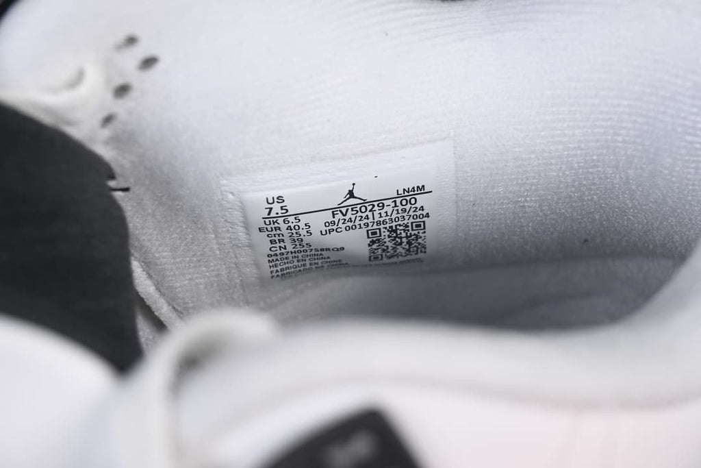 Inside shoe size label showing US 7.5 and EUR 40.5