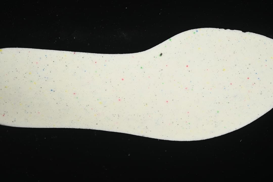 Light-colored insole with multicolored speckles