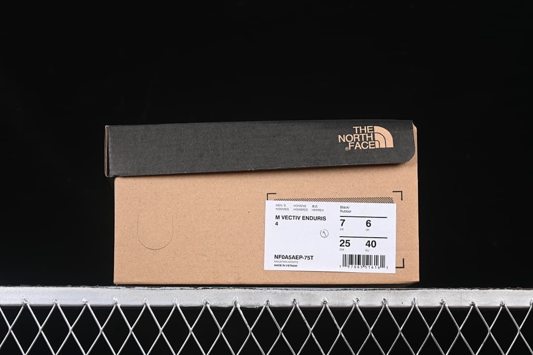 Shoe box label identifies M Vectiv Enduris, Black/Rubber, style NF0A5AEP-75T, and sample size US 7, UK 6, CM 25, EU 40.