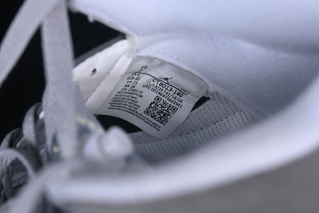 Shoe size label showing EU 40